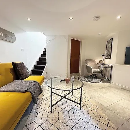 Quirky 3 Bedroom Town House In Clifton, فندق 3*