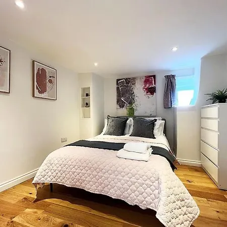 Quirky 3 Bedroom Town House In Clifton,