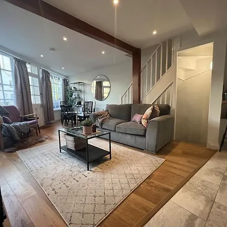 Holiday home Quirky 3 Bedroom Town House In Clifton, *