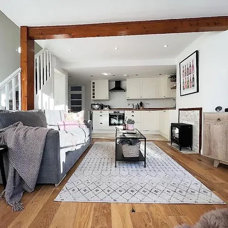 Quirky 3 Bedroom Town House In Clifton,