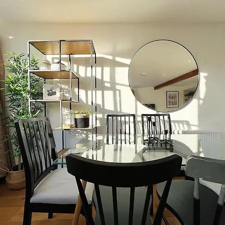 Quirky 3 Bedroom Town House In Clifton, Holiday home *