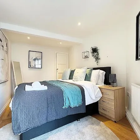 Quirky 3 Bedroom Town House In Clifton, Holiday home